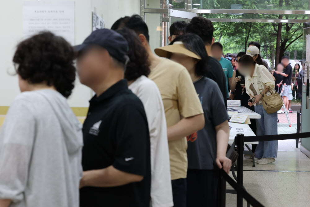 [포토] 송파구서 투표용지 부족.. 대기하는 유권자들
