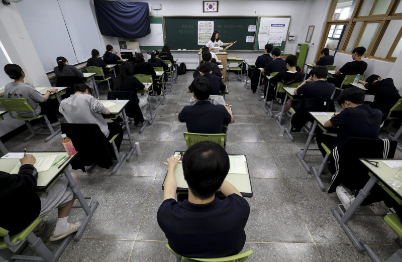 [포토]2027학년도 수능 6월 모의평가, '긴장된 교실'