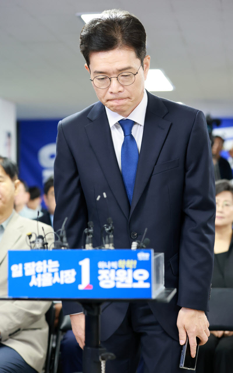 [포토]인사하는 정원오 더불어민주당 서울시장 후보