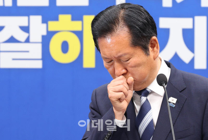 [포토]정청래, '전국적 큰 승리 감사...서울 탈환 못해 아프다'