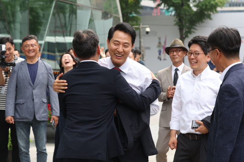 [포토]시청 앞에서 당선 축하 받는 오세훈 서울시장 당선인