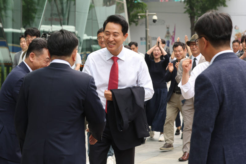 [포토]부시장과 관계자들의 축하받는 오세훈 서울시장 당선인