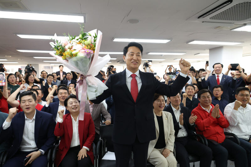 [포토]서울시장 5선에 성공한 오세훈 당선인