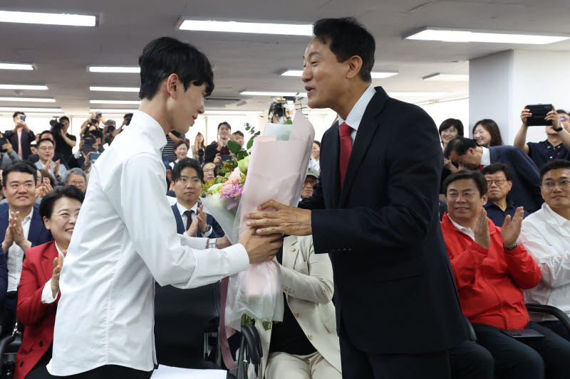 [포토]축하 꽃다발 받은 오세훈 서울시장 당선인