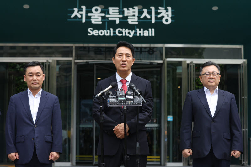 [포토]'서울시장 사상 첫 5선 성공' 오세훈, 시청 앞에서 인사말