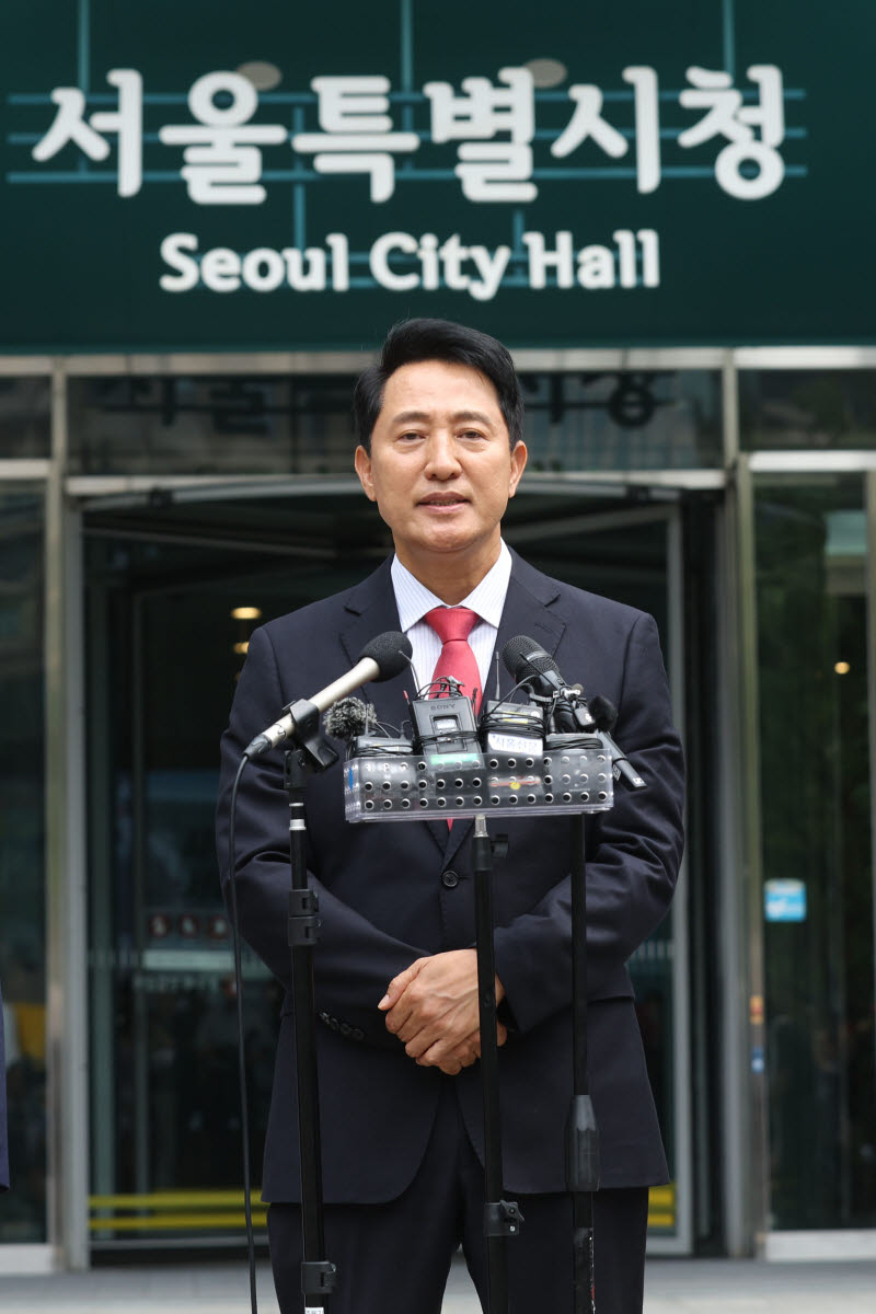 [포토]'서울시청 앞에 선 '첫 5선 성공' 오세훈