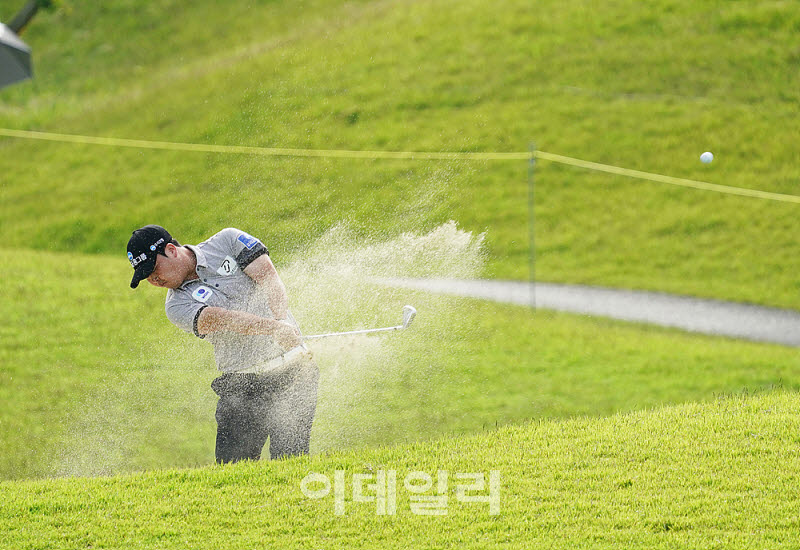 [포토] 황중곤, 강력한 폭발로 빠져 나온다
