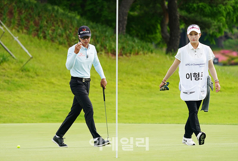 [포토] 이형준, 신중히 읽는 라인