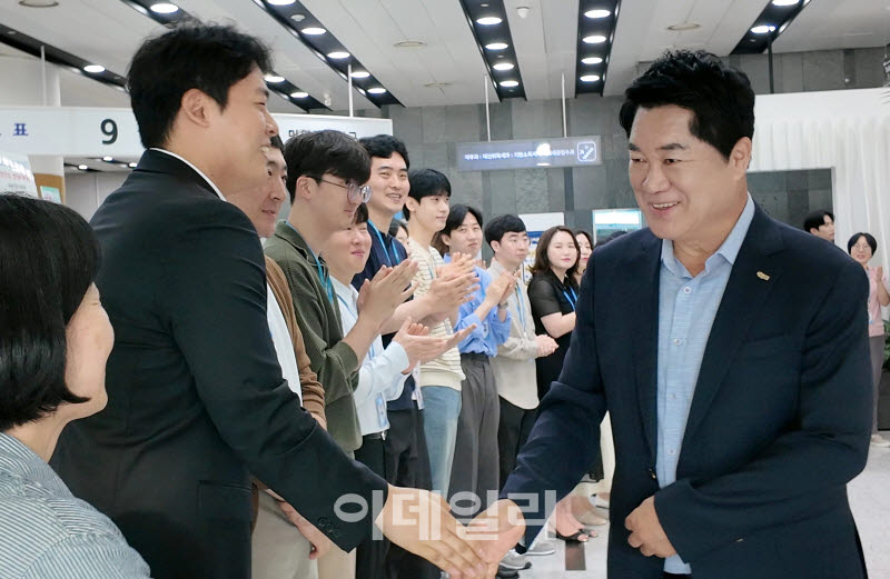 [포토] 3선 성공후 업무복귀하는 박준희 관악구청장