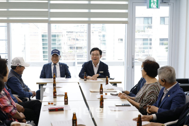 [포토] 진교훈 강서구청장, 당선 첫 일정 복지 행보