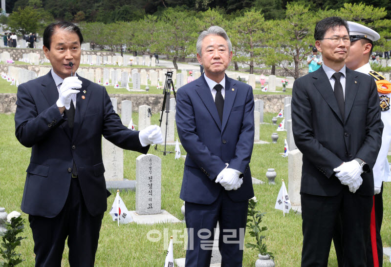 [포토] 권오을 장관, 국화 한 송이 헌화행사