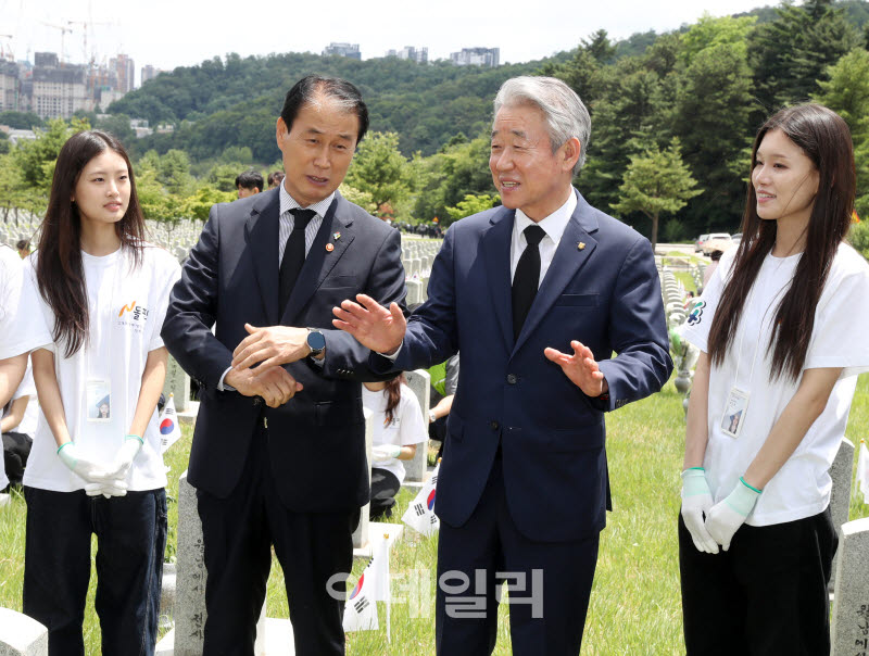 [포토] 권오을 국가보훈부 장관과 강호동 농협 회장