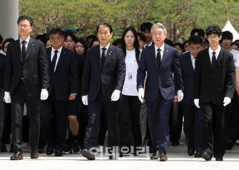 [포토] 현충원 참배하는 권오을 장관과 강호동 농협 회장