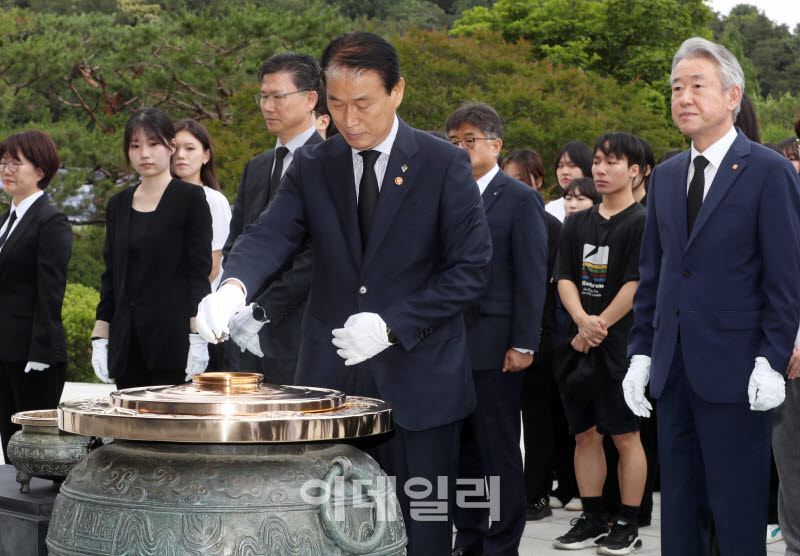 [포토] 분향하는 권오을 국가보훈부 장관