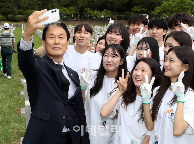 [포토] 권오을 국가보훈부 장관, 봉사단과 셀카