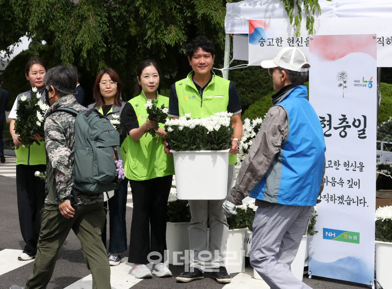 [포토] 국화 나눠주는 범농협 임직원들