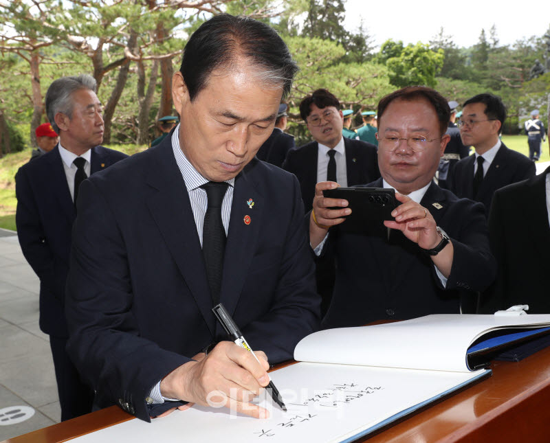 [포토] 현충원 방명록 작성하는 권오을 국가보훈부 장관