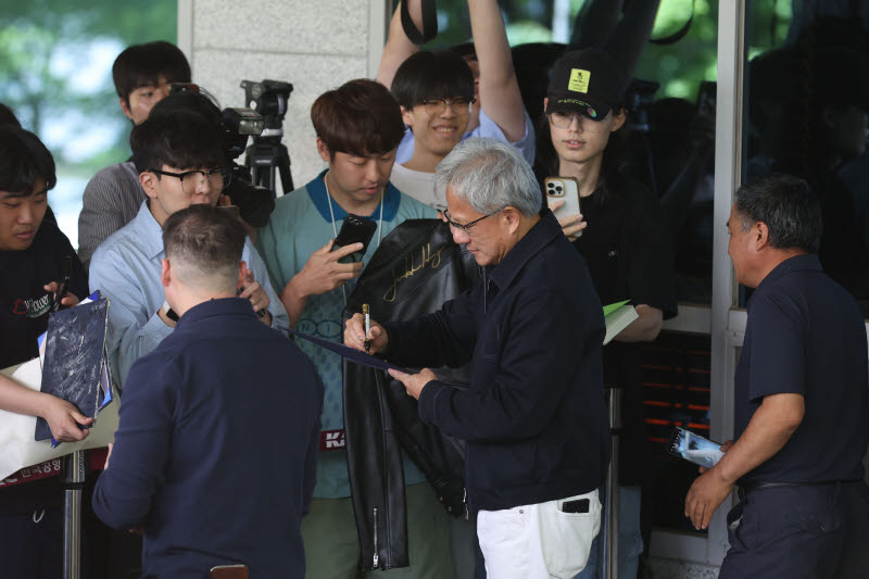 [포토]사인하는 젠슨 황 엔비디아 CEO