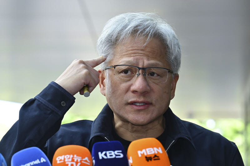 [포토]취재진 질문에 답하는 젠슨 황 엔비디아 CEO