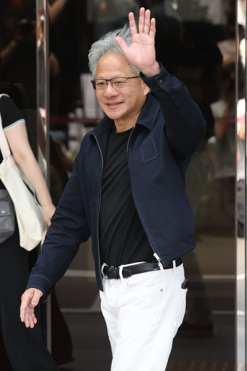 [포토]인사하는 젠슨 황 엔비디아 CEO