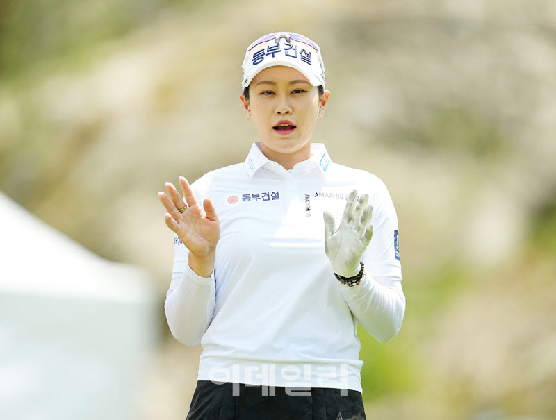 [포토]지한솔,밝은 두손 인사로 출발