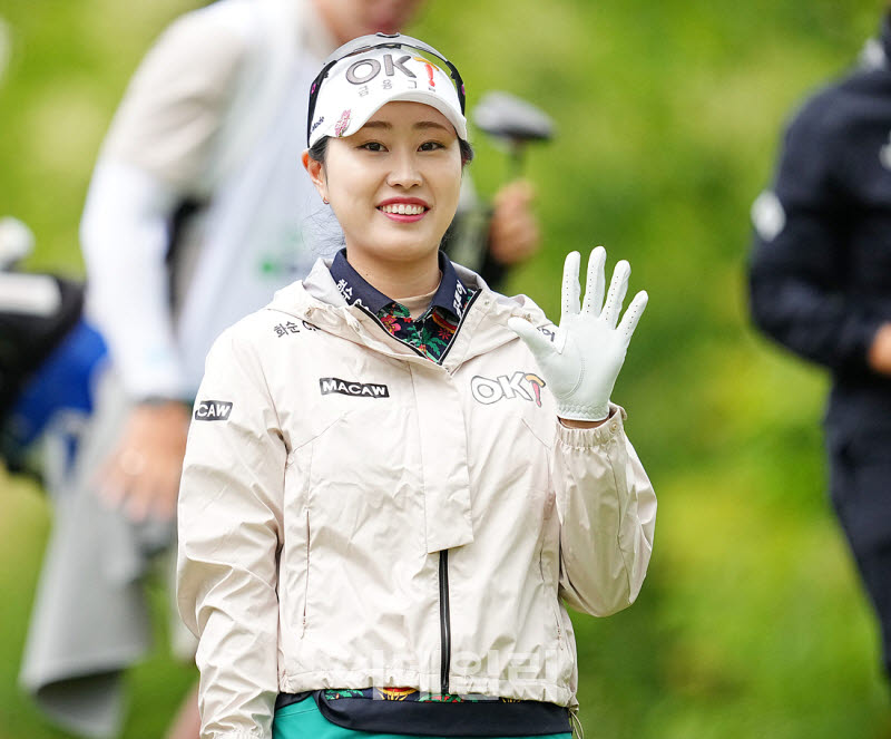 [포토]김우정,밝은 미소 손인사로 출발