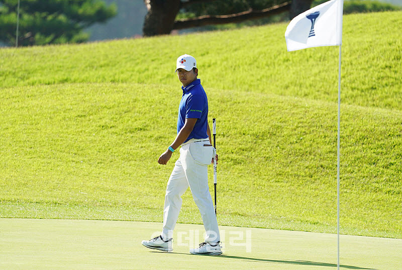 [포토] 최승빈, 신중하게 읽는 그린