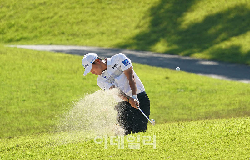 [포토] 조우영, 페어웨이 벙커 탈출
