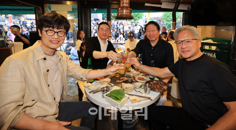 [포토]젠슨 황-최태원-구광모-이해진, 삼겹살 집에서 건배~