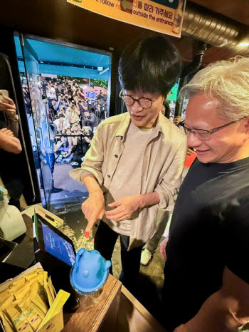 젠슨 황 ‘삼소회동’서 한턱 낸 이해진···'네이버페이 커넥트' 주목