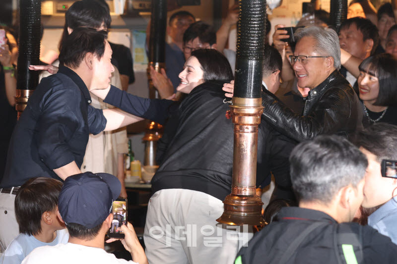 [포토]총수들과 인사 나누는 젠슨 황과 딸