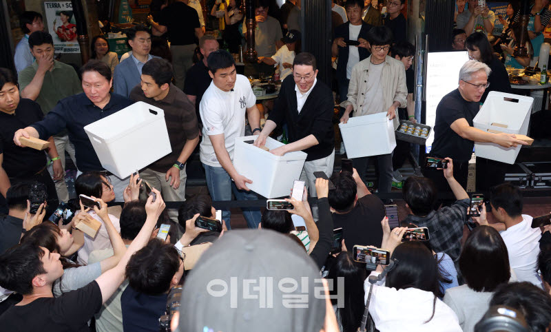 [포토]음식 전달하는 젠슨 황과 총수들