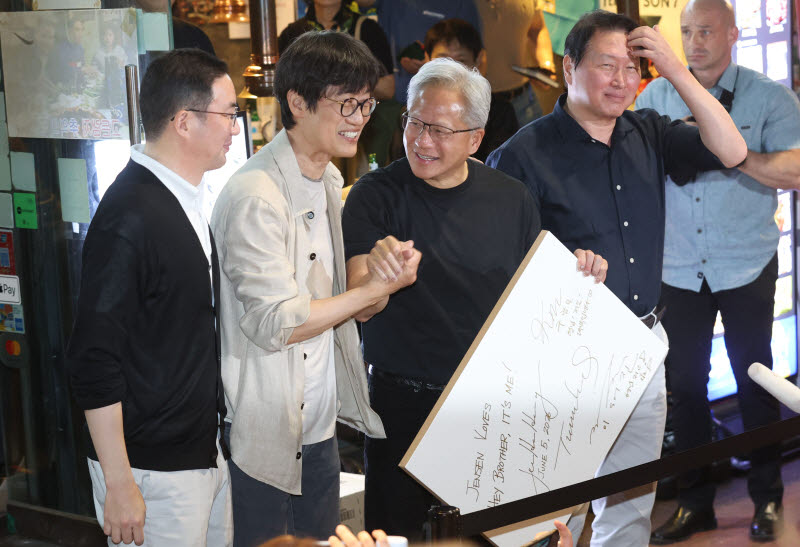 [포토]젠슨 황 '형님 저요' 이해진 의장이 네이버 페이로 계산