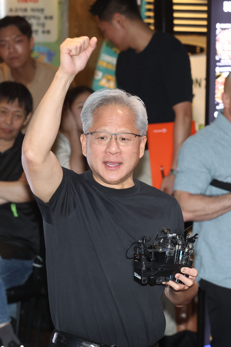 [포토]주먹 들어올리는 젠슨 황 엔비디아 CEO