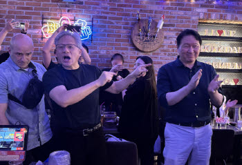 젠슨 황, 이번엔 BBQ서 ‘치맥’…K치킨 또 웃었다