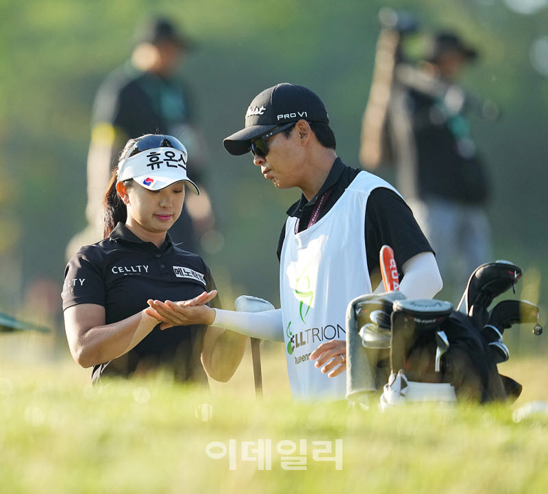 [포토]윤화영,콤비 캐디와 파이팅으로 시작