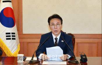 김민석 총리, 페이스북 활동 잠정 중단…“당분간 X·인스타로 소통”
