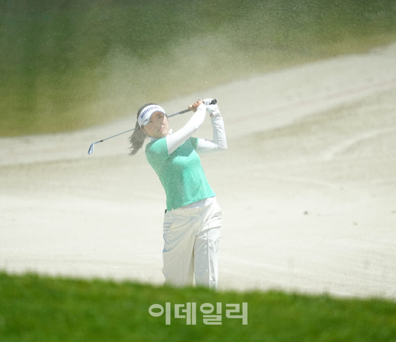 [포토]손예빈,뿌연 연기처럼 사라진다