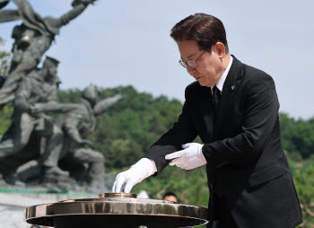 李대통령, 중앙보훈병원 위문 뒤 인근 전통시장 찾아 민생 청취