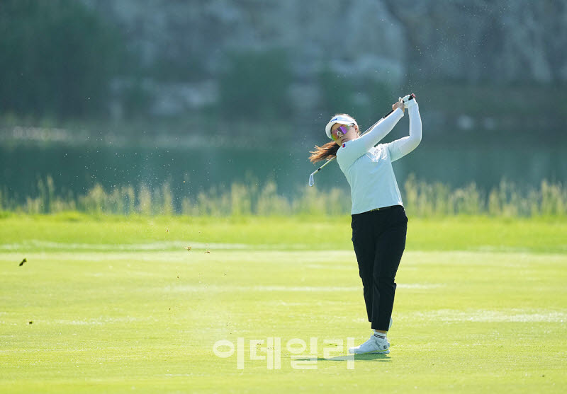 [포토]임희정,그린에 올라 핀으로 굴러라