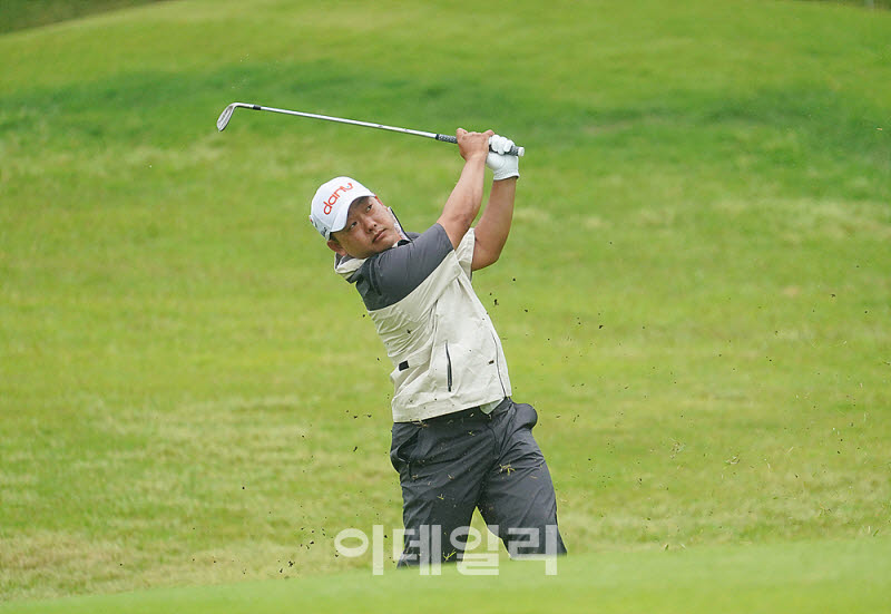 [포토] 김기환, 타구 방향을 살핀다