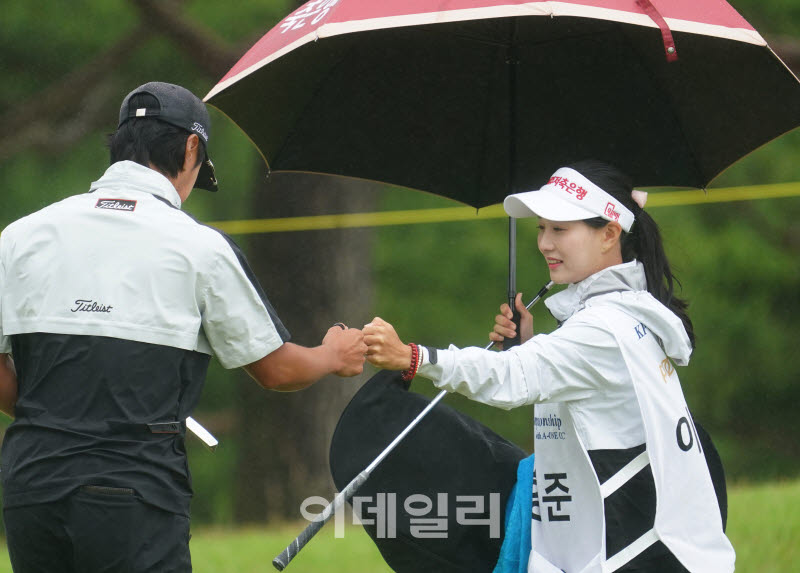 [포토] 이형준, 버디 성공하며 아내와 하이파이브