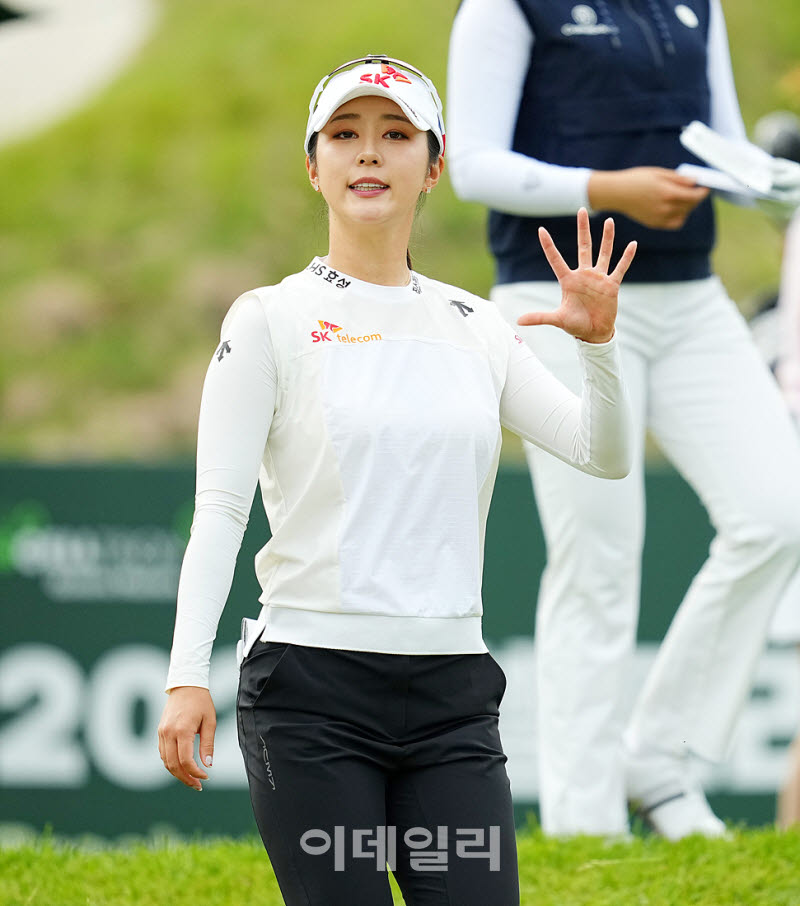 [포토]김재희,밝은 손인사로 출발