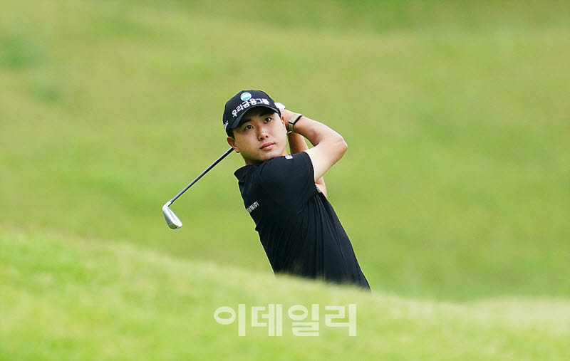 [포토] 조우영, 롱홀 2번 아이언 세컨 공략