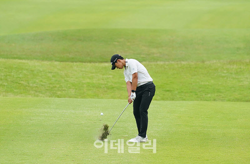 [포토] 김준형, 강한 힘으로 날린다