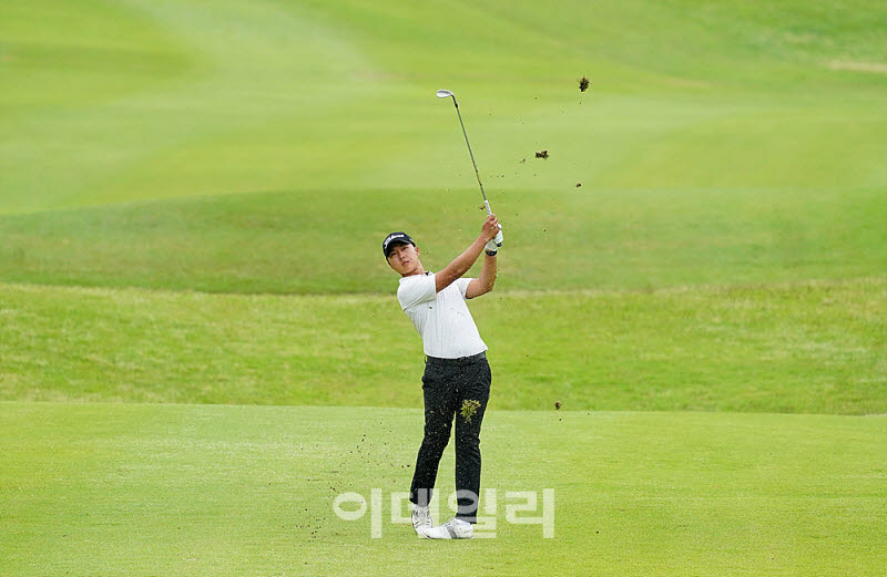 [포토] 김준형, 완벽에 가까운 컨트롤로 버디 기회