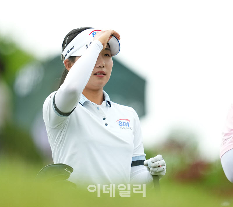 [포토]이동은,모자를 고쳐쓰고