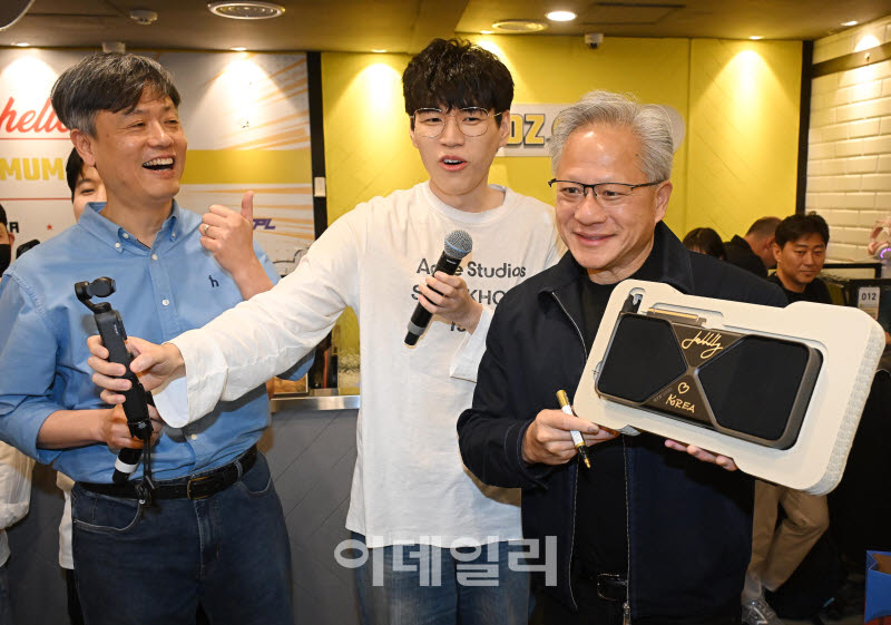 [포토]지포스RTX5090에 사인하는 젠슨 황