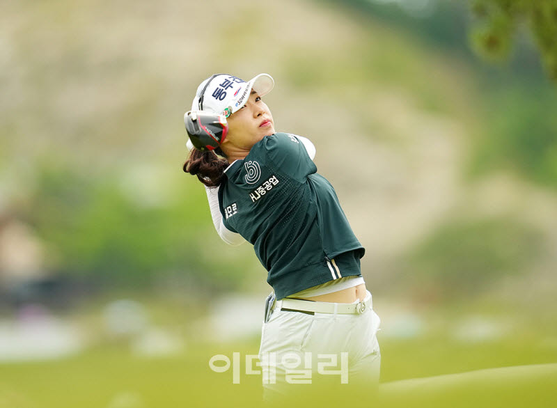 [포토]김수지,시즌 첫 승 향한 파워 티샷