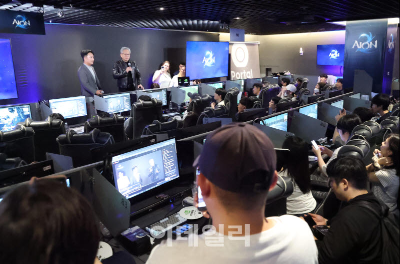 [포토]젠슨 황-김택진, 'AION2 서프라이즈 라이브'